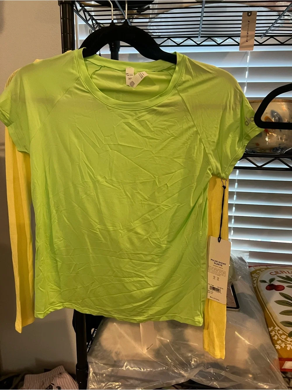 ALO YOGA PULSE SHORT SLEEVE SHIRT, XS NWT